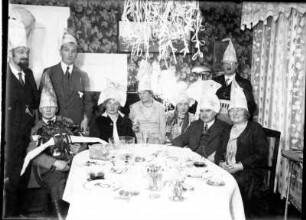 Die Bildhauerin Etha Richter mit ihrem Mann Hans auf einer privaten Faschingsfeier in einem Wohnzimmer
