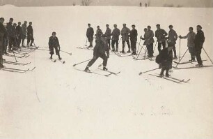 Oberwiesenthal im Erzgebirge. Turnlehrerskikursus. Skilauf: Beim Stemmfahren