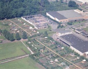 Firma Alfa Laval (Liebigstraße 4): Luftbild des Betriebsgeländes: im Vordergrund Schrebergärten