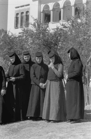 Reisefotos Rumänien. Nonnen vor dem Kloster Horezu
