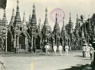 Rangun, Birma. Vier Herren (Touristen der Hapag) in hellen Tropenanzügen posieren vor Nebentempeln der Shwedagon-Pagode