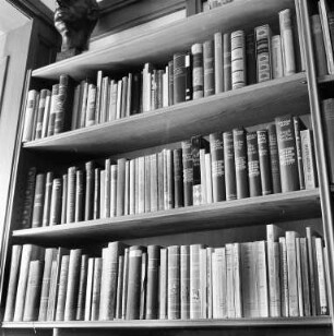 Schweiz. Kilchberg. Wohnhaus des Schriftstellers Thomas Mann. Bücherregal