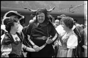 Airolo: Urner Trachtenmaidlis mit dem Stier von Uri