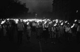 Fackelzug Karlsruher Jugendlicher zum "Tag der deutschen Einheit".