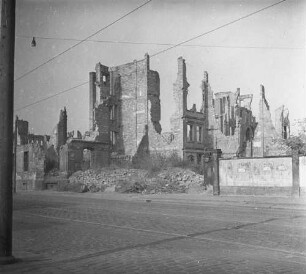 Dresden nach der Bombardierung vom 13./14. Februar 1945. Straßenbild mit Ruinen