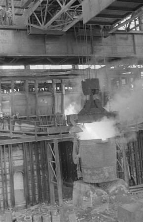 Reportage: VEB Stahl- und Walzwerk Brandenburg : Stahlabstich