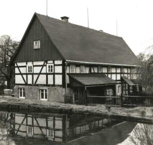 Hohnstein-Waitzdorf. Wohnhaus (Haus "Sonnenblick"), Nr. 15. Anfang 19. Jahrhundert. Gartenansicht über den Teich