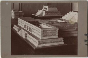 Modell des Säulen-Palastes der Ruinenstadt Mitla. Maßstab 1:18