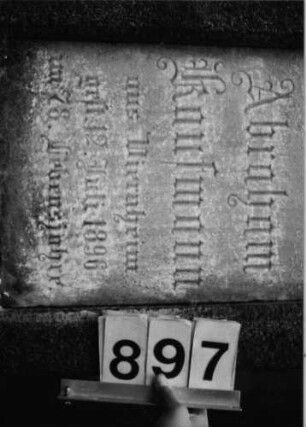 Grabstein 897 (Index: 99802534) Material: Marmorplatte in Granit Zustand: gut Maße HxBxT: 227x51x36 cm Beschreibung: Sockel, Obelisk, rechteckige Inschriftenplatte Besonderheit: Endreim: Grabstein 897 (Detailaufnahme 2)