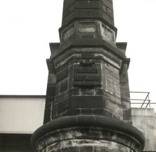 Bad Schandau. Eisenbahnbrücke über die Elbe (1874-1877). Ersatzneubau (1985-1990). Wappen an der Stirnseite des südlichen Gruppenpfeilers