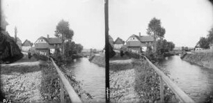Seifhennersdorf-Läuterau. Stadtteilansicht mit Wohnhaus, Nr. 12. Blick vom linken Mandauufer flußabwärts