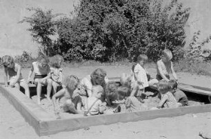Betriebskindergarten der VEB Stralauer Glaswerke : Kinder auf einem Spielplatz im Sandkasten