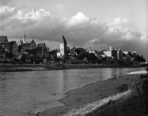 Ulm. Donauufer und Altstadt mit Metzgerturm (1401/1500 und 1389) von Südwest