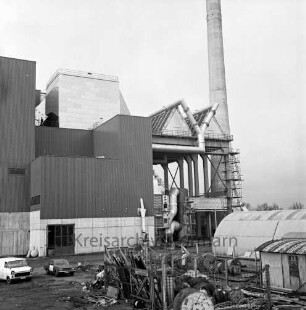 Rohbau: links Kesselhaus und rechts Rauchgaswaschanlage mit der Luftkondensationsanlage: rechts dahinter Schornstein: vorn Pkws, Baubuden und Baumaterial