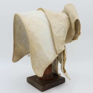 Gesteppte Trachtenhaube in Weiß mit Schleife aus Cremefarbenem Band