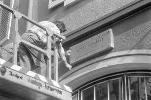 Installierung einer Gedenktafel für den Karlsruher Dichter Alfred Mombert an seinem Geburtshaus in der Kaiserstraße 178