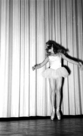 Freiburg: Filmpalast, Christine Kaufmann, tanzend, im Ballettdress
