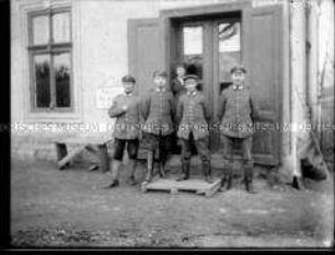 Soldaten vor einer Haustür, 1. Weltkrieg