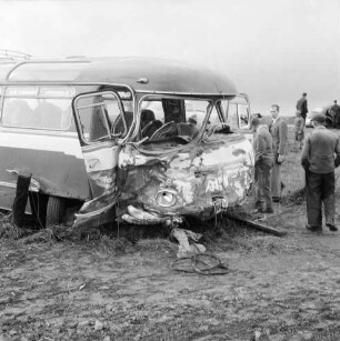 B 404: bei Grabau: Verkehrsunfall: Zusammenstoß von Pkw und Omnibus: Unfallbus mit eingedrückter Front in Weidezaun: Männer bei Betrachtung des Schadens: hinten Pkw, Personen