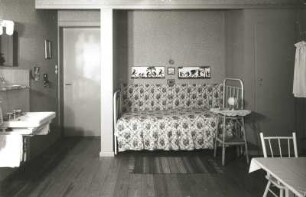 Ludwigslust, Eichkoppelweg. Haus Sonnenschein. Kombiniertes Wohn- und Schlafzimmer. Blick zur Schlafnische