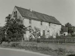 Großnaundorf, Dreiseithof, Straßen- und Gartenansicht des Wohnstallhauses