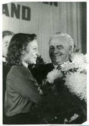 Margot Feist gratuliert Wilhelm Pieck zur Wahl zum Präsidenten der DDR