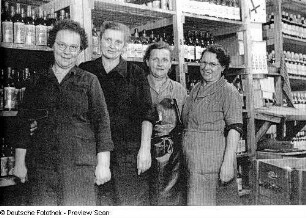 Mitarbeiter in der Weinkellerei und Likörfabrik Robert Weber, in der Christian Borchert in den Sommerferien arbeitete