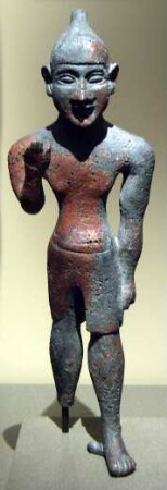 Zyprische Jünglingsstatuette mit spitzem Helm