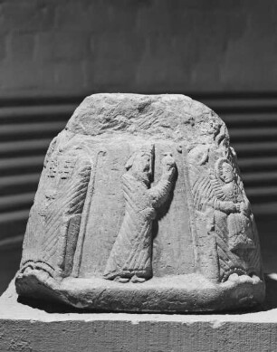 Sockelstein mit Szenen der heiligen Drei Könige und Eckfiguren — Einer der Könige mit seiner Gabe mit den Eckfiguren Petrus und der thronenden Madonna