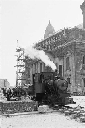 Enttrümmerung im Stadtkern : Dresden-Altstadt, Altmarkt. Trümmerbahn, im Hintergrund die Kreuzkirche und der Rathausturm