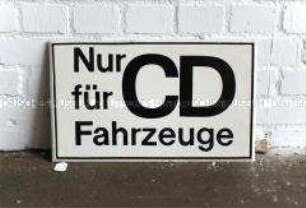 Schild "Nur für CD Fahrzeuge" für eine Grenzübergangsstelle