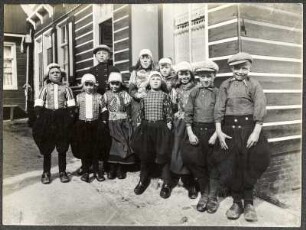 Niederlande, Marken. Gruppenbild mit zehn Kindern vor einem Wohnhaus