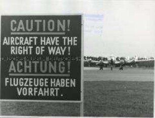 Warnschild an der Landebahn auf dem Flughafen Frankfurt (Main)