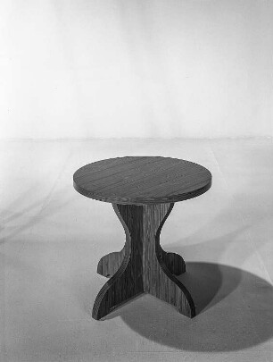 Klubtisch : Ribnitz-Damgarten. VEB Möbelkombinat Ribnitz-Damgarten. Hausmesse, 1986. Klubtisch. Holz, folienbeschichtet in Teakholzoptik (1986; VEB Möbelwerk Plau)