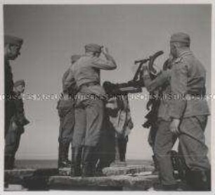 Wehrmachtssoldaten, Marine-Artilleristen am leichten Flakgeschütz in einer Marine-Artillerie-Stellung an der Kanalküste