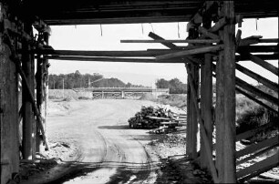 Riegel; Teningen: Autobahntrasse Auffahrt Emmendingen bei Riegel - Teningen; Durchblick durch Brücke
