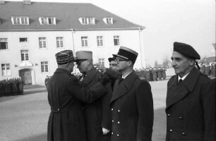 Freiburg: Jean-Bart-Kaserne; General Carolet verteilt Orden