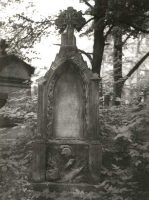 Grabmal für F. (vielleicht Franz) Rasquin : Grabmal für F. (vielleicht Franz) Rasquin. Sandstein. Prag-Královské Vinohrady, Olšaner Friedhof