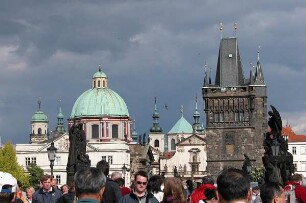 Prag - Turm an der Karlsbrücke : Blick über die Karlsbrücke zur Altstadtseite, aufgenommen 2004 in Prag