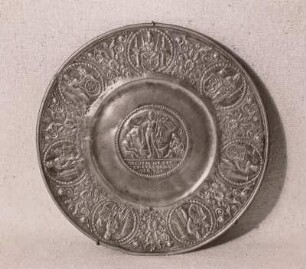 Nürnberger Zinnteller mit der Auferstehung Christi und auf dem Rand der Kaiser und die sechs Kurfürsten