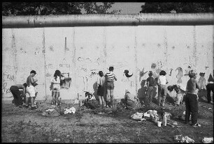 Kindergruppe an der Mauer