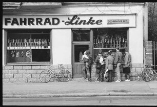 Wartende vor dem Geschäft "Fahrrad-Linke" in der Kastanienallee