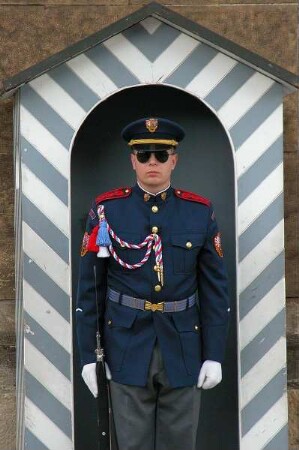 Prag - Wache vor dem Präsidentenpalast : Wachsoldat am Hradschin. Aufgenommen 2004 in Prag