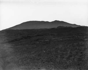 Landschaft : Landschaft mit Blick über die Felder auf einen Berg.