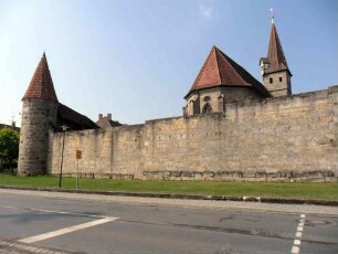 Ansicht von Osten mit Kirche über Kirchhofmauer (mit Mauersteinverband) und Südost-Rundturm