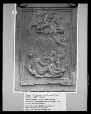 Flora mit Putto und Blumengirlande — Putten mit Pflanzen