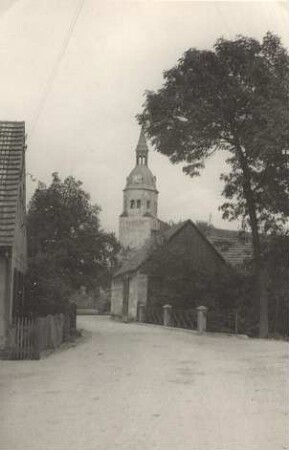 Dorfansicht mit Blick auf die Kirche von Groß Särchen : Wjesny napohlad z cyrkwju we Wulkich Zdźarach