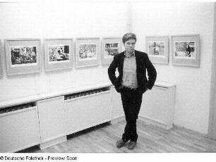 Christian Borchert in seiner Ausstellung anläßlich eines Ausstellungsgespräches, aufgenommen in Neubrandenburg