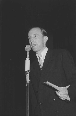 Redner auf dem Podium