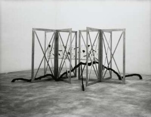 Installation : Raumaufnahme im Ausstellungssaal mit einer Installation und einem Landschaftsbild von Markus Draper